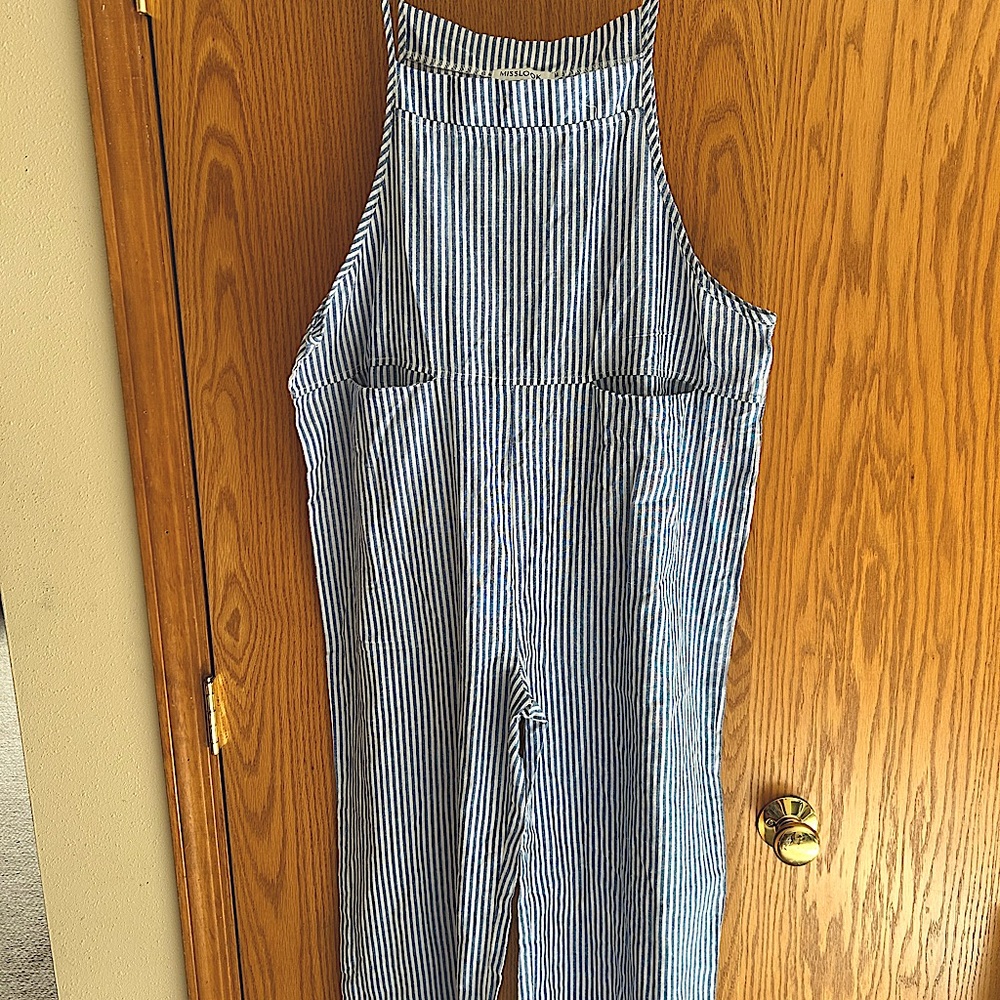 Perfect for summer, this fun piece is in excellent condition . It is very light.